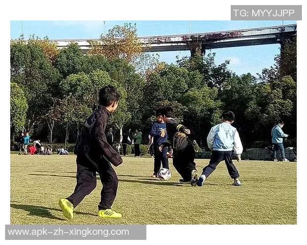 小足球队员的梦想与成长:一场关于友情与拼搏的电影之旅 小足球队员的梦想与成长:一场关于友情与拼搏的电影之旅